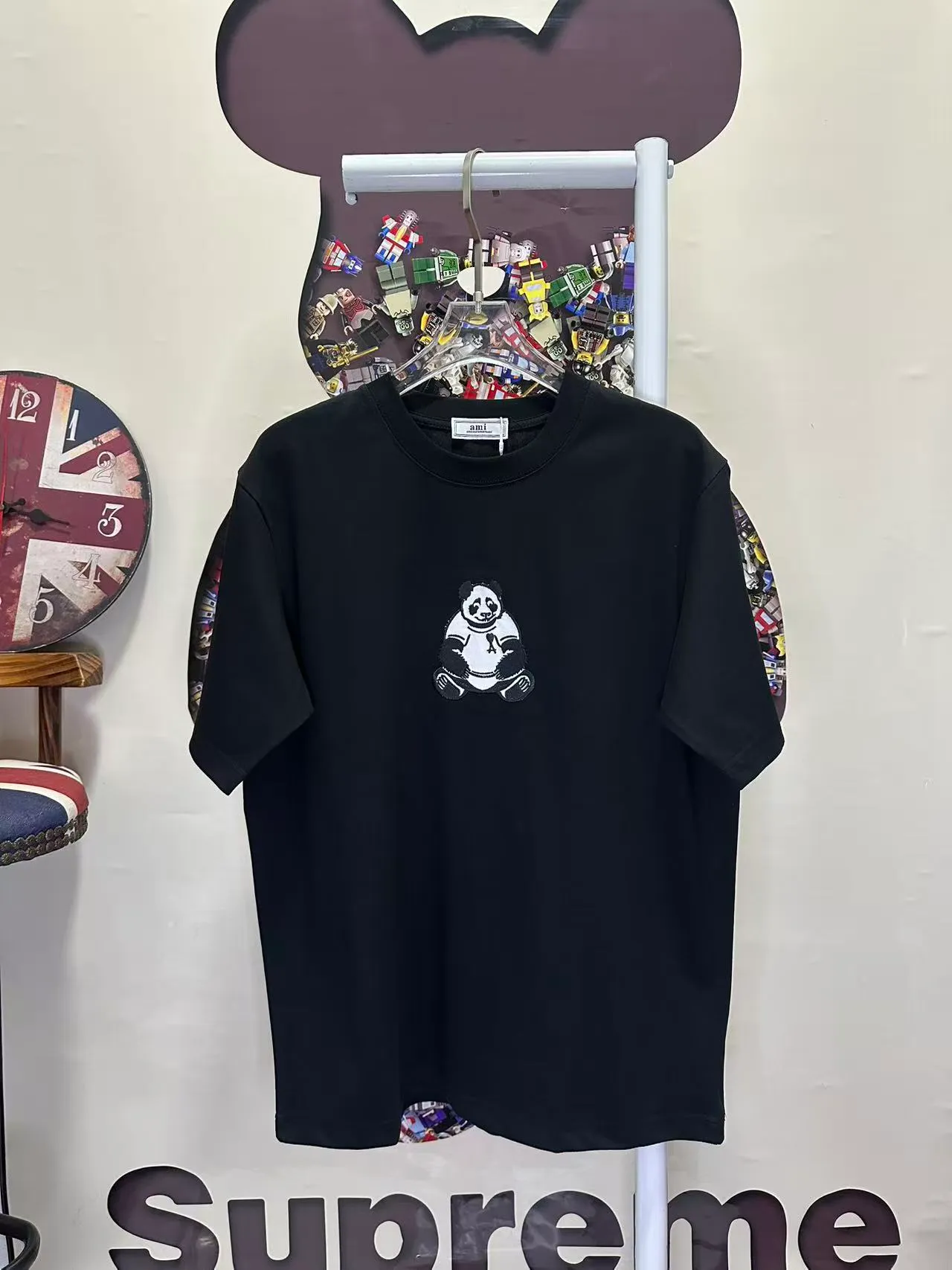 P85💰New spring and summer styles 🔥🔥🔥 New products Exclusive global limited edition for men and women Same Style! Panda🐼panda~ Embroidered heavy cotton back with AMI embroidery in the same color. Loose and wide version heavy cotton half-sleeved T-shirt. Washing method: Please wrap pure cotton products in a laundry bag inside out for quick machine wash in cold water! ! Do not soak in warm water for washing! Color: Black White SIZE: S-XXL